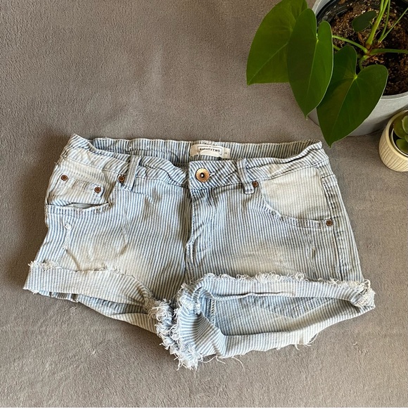 Eighty two denim pinstripe light wash Jean shorts - Picture 1 of 9